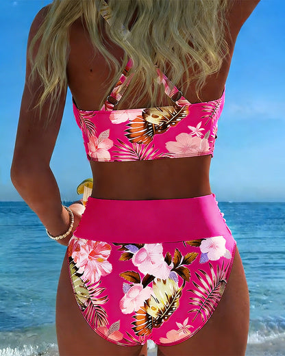 Bikini floral en contraste con abertura Araceli