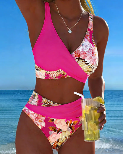 Bikini floral en contraste con abertura Araceli