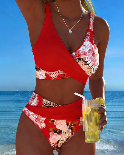 Bikini floral en contraste con abertura Araceli
