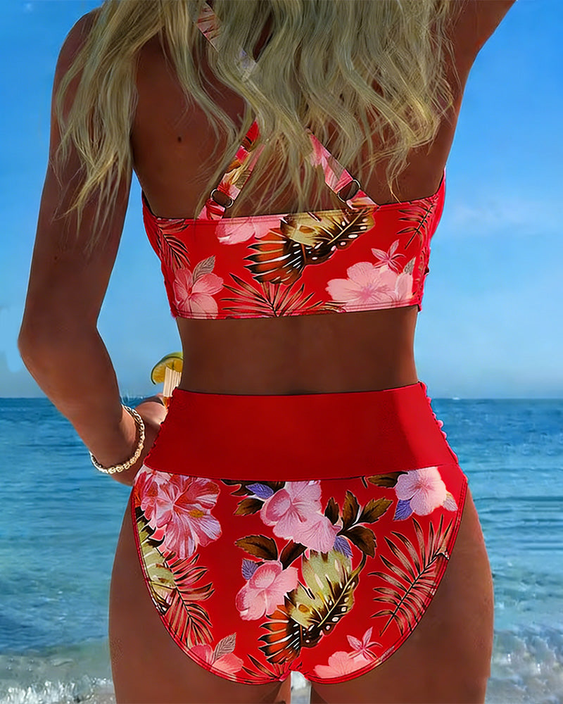 Bikini floral en contraste con abertura Araceli