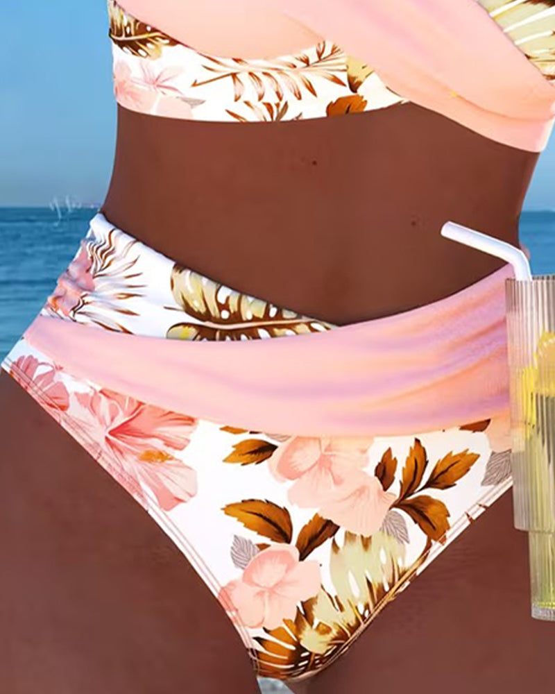 Bikini floral en contraste con abertura Araceli