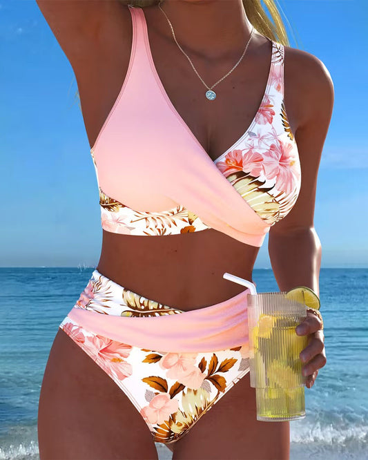Bikini floral en contraste con abertura Araceli