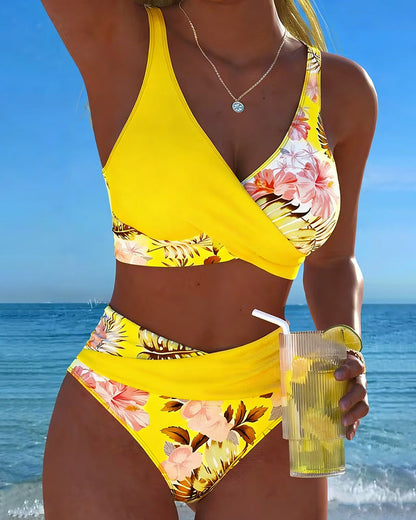 Bikini floral en contraste con abertura Araceli