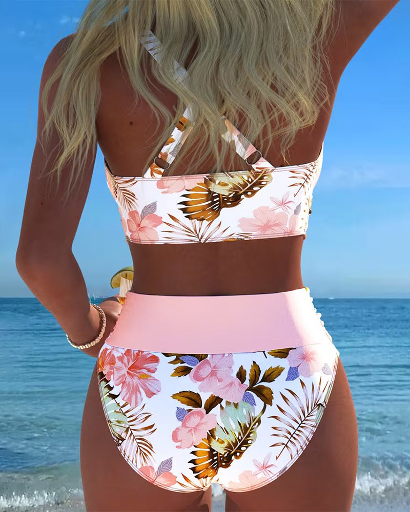 Bikini floral en contraste con abertura Araceli