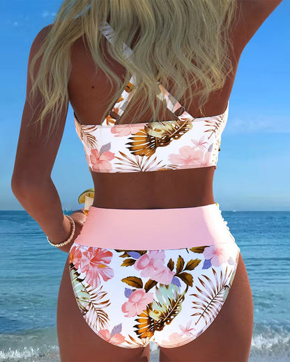 Bikini floral en contraste con abertura Araceli